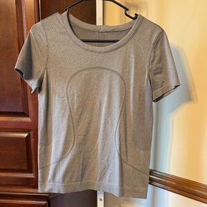 Lululemon Swiftly Tech Short Sleeve Breeze Relaxed Fit Sz 6 Slate Grey White 793